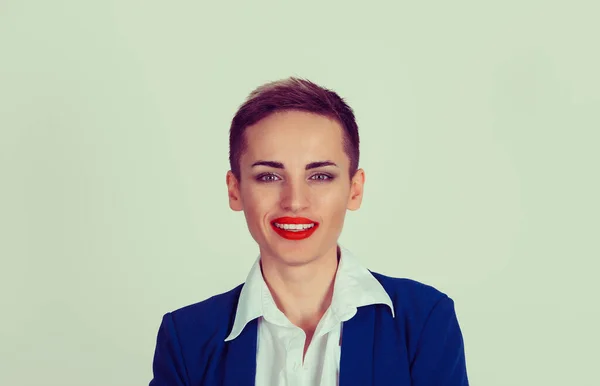 Foto de una feliz mujer sonriente aislada en gris verde claro — Foto de Stock