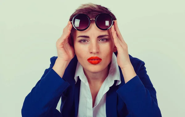 Visión, gafas de sol. Mujer mirando escépticamente a su cámara pidiendo que estoy escuchando con atención, dime gesto de los ojos lenguaje corporal. chica latina pelo corto labios rojos traje azul aislado amarillo fondo —  Fotos de Stock