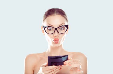 Yakından çekilen portre güzel, çekici, genç, mutlu bir kadın, kız arkadaş güzelliği buruşuyor, öpücük kırmızısı dudaklar, izole edilmiş beyaz arka plan. İnsan yüzü davranış tepkisini ifade eder