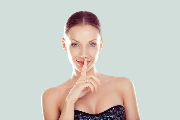 Tyst. Kvinna ler vidöppna ögon ber om tystnad eller sekretess med fingret på läpparna shh hand gest ljusgrön bakgrund. Söt flicka placera fingrar på läpparna shhh tecken symbol. Positivt ansiktsuttryck — Stockfoto