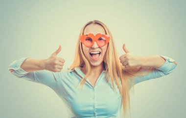 Mutlu kadın kutluyor