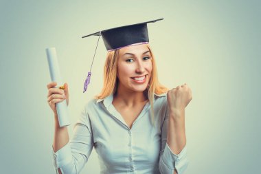 mezun öğrenci diploma kaydırma tutan bir kazanan olmak kutluyor