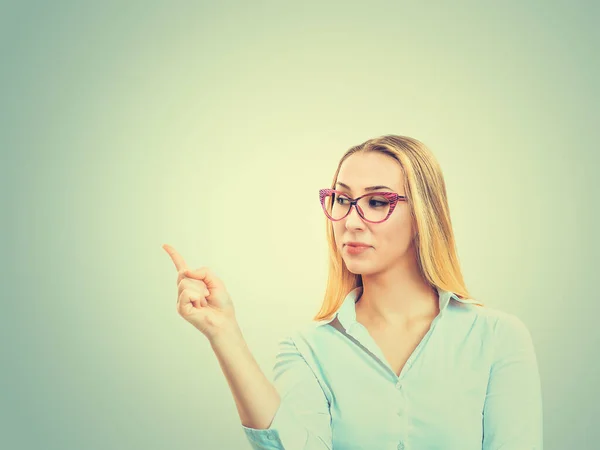 Mujer de negocios apuntando a espacio de copia en blanco — Foto de Stock