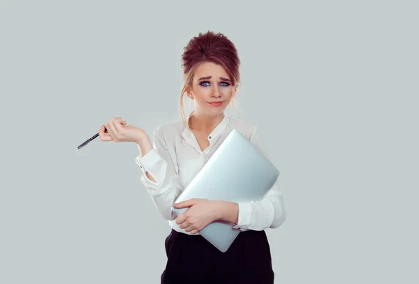 Portrét mladý frustrovaný skeptický naštvaný obchodní dívka drží počítač notebook s tužkou v ruce při pohledu na fotoaparátu izolované světle modré pozadí studia. Emoce negativního výrazu tváře — Stock fotografie