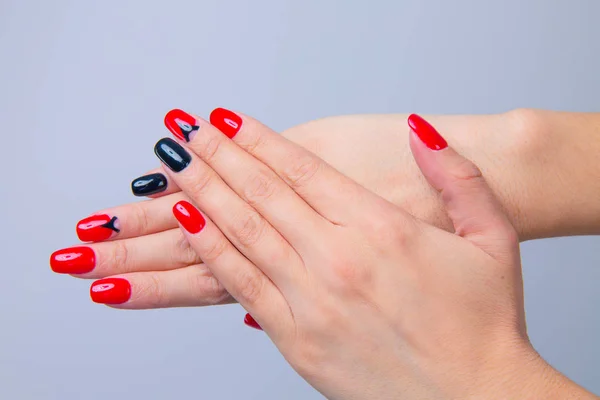 Vernis à ongles. Art Manucure. Style moderne rouge noir dégradé vernis à ongles avec triangle sur un doigt d'ongle. élégant coloré tendance ongles beauté mains isolé pourpre fond — Photo