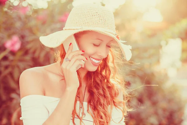 Mujer joven y feliz hablando por teléfono móvil. Señora de sombrero en el móvil — Foto de Stock