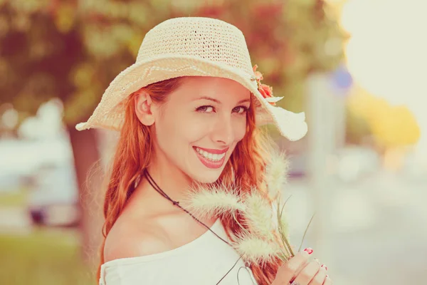Καλοκαιρινό πορτρέτο. Ασιάτισσα Ρωσίδα με ψάθινο καπέλο χαμογελώντας χαρούμενη το ηλιόλουστο καλοκαίρι ή την ανοιξιάτικη μέρα έξω στην πόλη κοντά στο δρόμο. Αρκετά μικτή φυλή Καυκάσια / Κινεζική Ασιάτισσα νεαρή γυναίκα σε εξωτερικούς χώρους. — Φωτογραφία Αρχείου