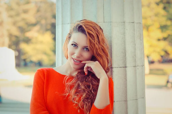 Coqueta. Mujer hermosa sonriendo uña en los labios coqueteando sonriendo a la cámara. Viajes y Estilo de Vida — Foto de Stock