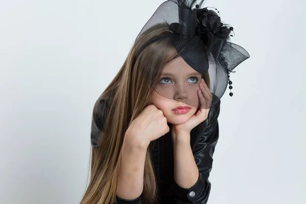 Muchacha Moda Infantil Con Fascinador Posando Pensativo Estudio Infierno Retrato — Foto de Stock