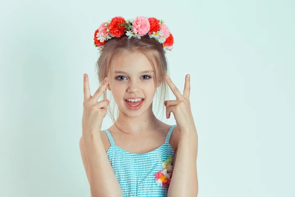 Mädchen Zeigt Siegeszeichen Mit Fingern Die Glücklich Die Kamera Schauen — Stockfoto