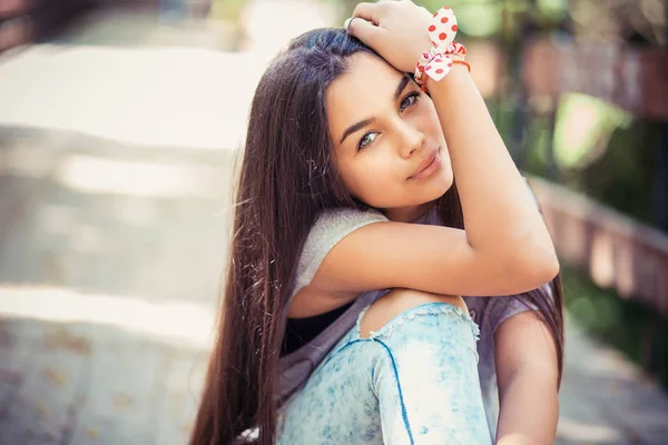 Bastante millennial chica mirando a la cámara — Foto de Stock