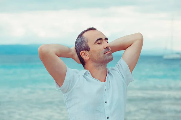 Uomo sulla spiaggia prendendo respiro profondo godendo di libertà di aria fresca — Foto Stock