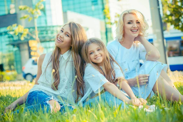 Feliz foto de família. Closeup retrato foto toothy sorrindo duas meninas bonitos, sua mãe três membros da família apenas mulheres na grama isolada fora ao ar livre parque da cidade de fundo. conceito de felicidade — Fotografia de Stock