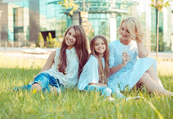 Feliz foto de família. Closeup retrato foto toothy sorrindo duas meninas bonitos, sua mãe olhando para eles, três membros, família apenas mulheres isoladas fora ao ar livre parque da cidade de fundo. conceito de felicidade — Fotografia de Stock