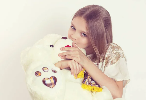 Ich liebe meinen Teddybär. Nahaufnahme Porträt nettes Mädchen mit umarmenden küssenden Teddybärenaugen geschlossen isoliert weißen Hintergrund blickt in die Kamera. Liebe Pflege Familienkonzept — Stockfoto