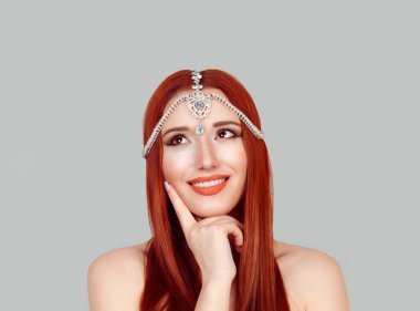 Hayal kuruyorum. Mutlu kadın elinin üstündeki fotokopi odasına bakıp gülümsüyor, düşünüyor, hayal kuruyor, el ele yanak, kopyalanmış gri duvarlı arka plan