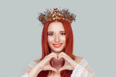Güzellik kraliçesi aşkını ifade ediyor. Oldukça romantik genç bir kız parmaklarıyla kalp hareketi yapıyor. Başında kristal taçla başkalarına olan sevgisini gösteriyor. Açık gri renkte izole edilmiş