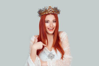 Ben mi? Gerçekten mi? Kendinden geçmiş bir kadının portresi benimle konuşmanı istiyor, beni mi kastediyorsun? Kazanan ben miyim? Güzel bir kadın açık gri üzerinde izole edilmiş kafasına kristal tacını işaret ediyor.