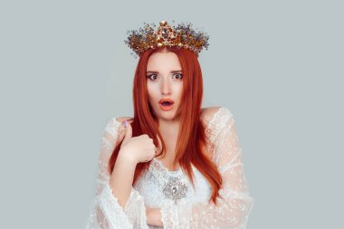 Ben mi? Gerçekten mi? Şok olmuş kafasında taç olan güzel bir kadının portresi benimle konuşmanı mı istiyor, beni mi diyorsun? Açık gri duvarda izole edilmiş.