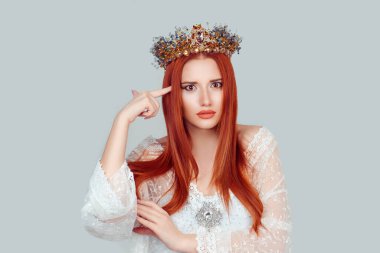 Sinirli, deli güzellik kraliçesi parmağıyla tapınağa dokunup sana deli olduğunu mu söylüyor? Düşünsene, güzel bir kadın kafasına kristal bir taç dayayıp açık gri renkte izole edilmiş bir şekilde başını işaret ediyor.