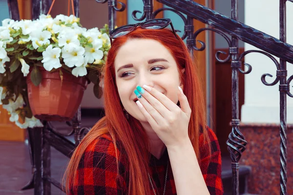 Mulher rindo jovem mulher sorrindo tímido cobrindo sua boca com a mão ao ar livre . — Fotografia de Stock