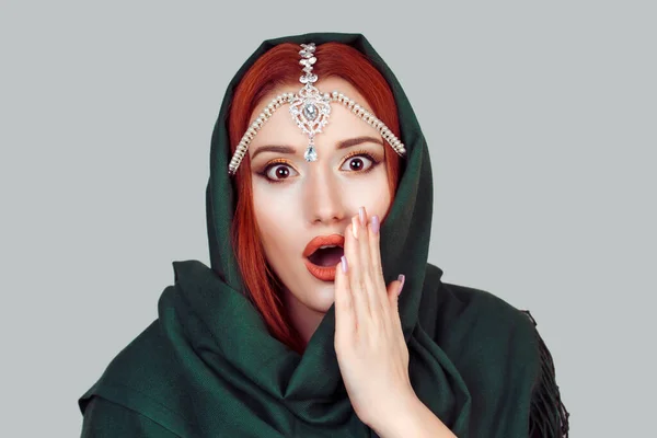 Όμορφη σοκαρισμένη μουσουλμάνα κοπέλα με μεγάλα μάτια με το χέρι ανοιχτό μήνα κοιτάζοντας κάμερα πράσινο μαντήλι μαντίλα και κοσμήματα tikka στο κεφάλι απομονώνονται σε ένα γκρι φόντο — Φωτογραφία Αρχείου