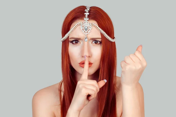 Kızgın kadın bir elinde sessiz, sessiz işaret işareti, diğer elinde yumruklamak üzere olan bir el ve kafasında tikka doğulu mücevherler gösteriyor. Negatif insani duygu — Stok fotoğraf