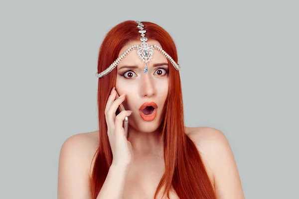 Schockierte junge erwachsene Frau spricht auf Handy orientalischen Schmuck auf dem Kopf isoliert hellgrau — Stockfoto