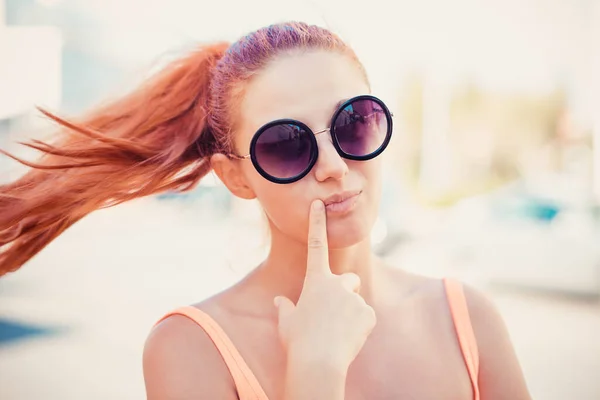 Sueño despierto. Mujer feliz mirando hacia arriba pensando soñando despierto mano en la mejilla, labios en el fondo de la calle — Foto de Stock