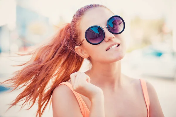 Flirtend meisje. Emotioneel portret van jonge vrouw met lang haar buiten — Stockfoto