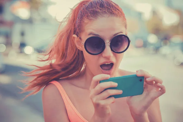 ΣΜΣ. Κοντινό πορτρέτο αστείο σοκαρισμένος άγχος φοβισμένη νεαρή κοπέλα κοιτάζοντας το τηλέφωνο βλέποντας συγκλονιστικές ειδήσεις φωτογραφίες μήνυμα με αηδιαστικό συναίσθημα πρόσωπο — Φωτογραφία Αρχείου