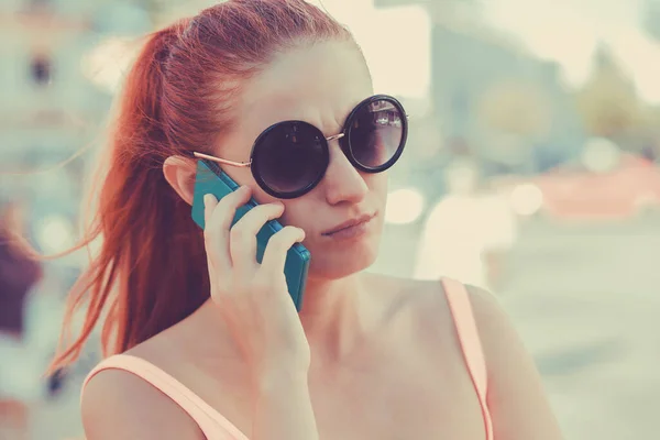 Sério vermelho cabeça mulher falando no telefone ao ar livre cidade — Fotografia de Stock