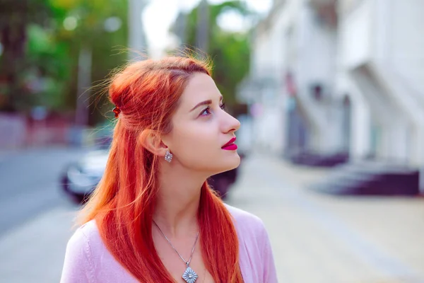 Dışarıyı düşünüyorum. Dışarıdaki apartmanın yanındaki kızıl saçlı kadının portresi.. — Stok fotoğraf