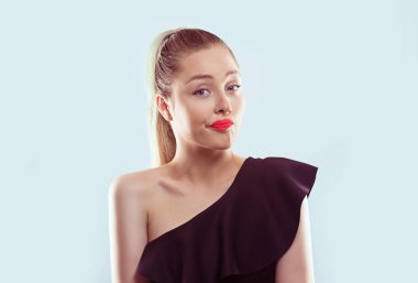 Huysuz şüpheci sarışın esmer kadın açık mavi arka planda izole edilmiş.