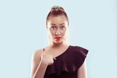 Ben mi? Gerçekten mi? Sinirli bir kadının portresi benimle konuşmanı istiyor, beni mi kastediyorsun? Açık mavi duvar arkaplanında izole