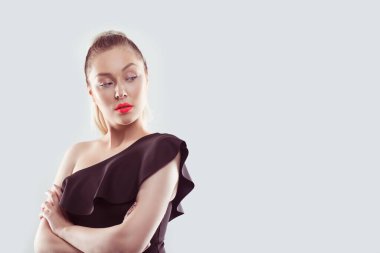 Kıskançlık. Closeup memnun kötü tutum kıskanç izole beyaz arka plan negatif insan duygu yüz ifadesi duygu beden dili seyir sırt çevirdi genç kadın kolları geçti kızgın kızgın