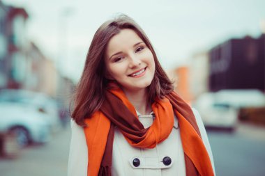 Mutlu ve başarılı. Brüksel Belçika 'da arka planda, açık havada gülümseyen kadın bulanık şehir