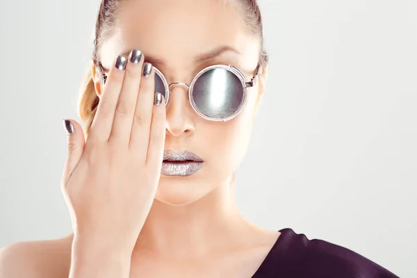 Retrato mujer joven en gafas que cubren un ojo con una mina, aislado sobre fondo blanco — Foto de Stock