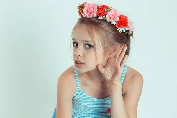 Chica Feliz Niña Mano Oreja Escuchando Escondidas Tratando Escuchar Chipchat — Foto de Stock