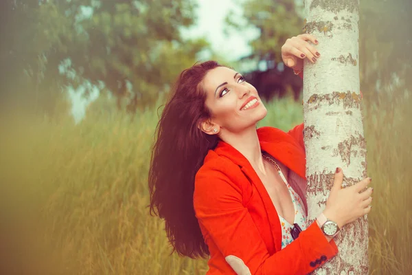 Glimlachende Vrouw Kijkt Omhoog Buurt Van Bomen Het Park Tijdens — Stockfoto