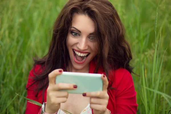 Vaya Sorpresa Buenas Noticias Por Teléfono Mujer Feliz Shock Mirando — Foto de Stock