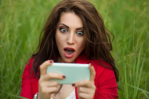 Потрясающие Новости Телефону Счастливая Женщина Шоке Глядя Смс Мобильного Телефона — стоковое фото