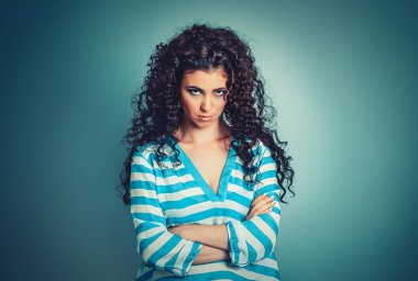 Üzücü. Genç, güzel, İspanyol, üzgün, ciddi, endişeli endişeli endişeli, düşünceli bir yüz ifadesi. Üzüntü ve üzüntü dolu, soyutlanmış, mavi bir arka plan.