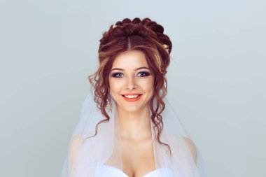 Güzel gelin. Düğün saç ve makyaj.