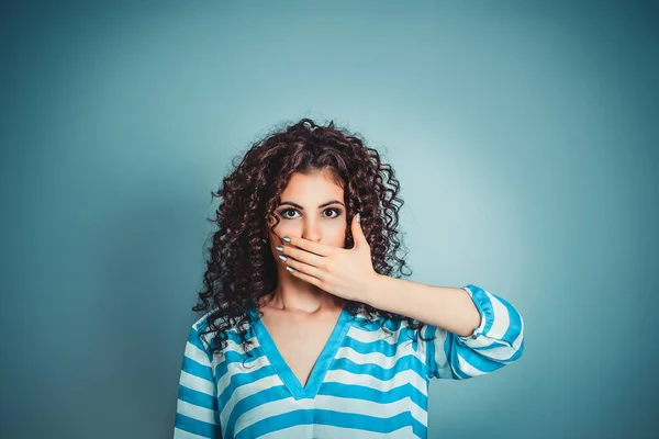 Censuur Close Bezorgd Bang Geschrokken Vrouw Bedekken Haar Mond Geïsoleerd — Stockfoto