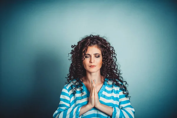 Bid Maar Close Portret Van Een Jonge Brunette Krullende Vrouw — Stockfoto