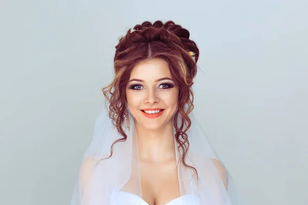 Schöne Braut Hochzeitsfrisur Und Make — Stockfoto