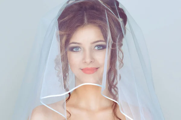 配偶者 閉じる上のショットのエレガントな ブルネットの女の子 花嫁ポージング下ベールクローズアップ隔離された光青の背景とともにコピースペース — ストック写真