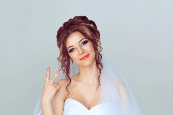 Vrede Jonge Gelukkige Bruid Vrouw Tonen Rock Overwinning Gebaar Lichtblauwe — Stockfoto