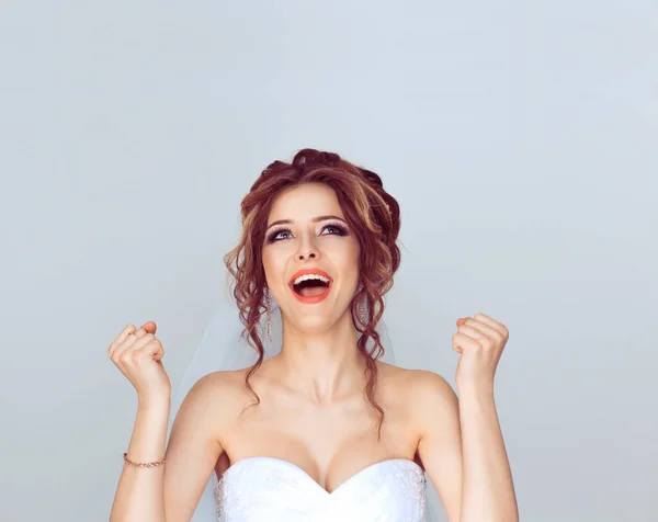 Tevreden Met Haar Bruiloft Mooie Lachende Lachende Vrouw Staande Tegen — Stockfoto